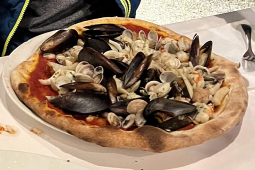 Muschelpizza mit viel Arbeit. Sigep Rimini Eismesse mit der GroßHandel Eis GmbH